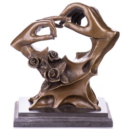 Gyűrű felhúzása - bronz szobor képe